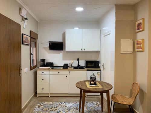 uma pequena cozinha com mesa e cadeiras em Home SEA&DREAMS OldTown IV em Calpe