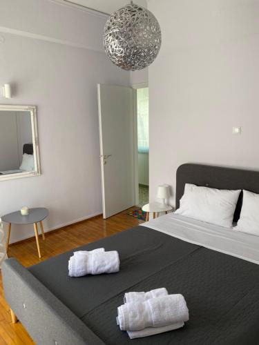 um quarto com uma cama grande com duas toalhas em DARSISS - Agrinio Museum apartment em Agrinio