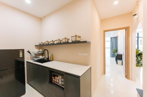 uma cozinha com um fogão e uma bancada em City view/ Central/ Big Bacony/2Br/1’ to lake em Hanói