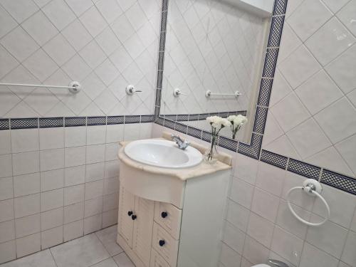 uma casa de banho com um lavatório e um espelho em Avenida Terrace em Lisboa
