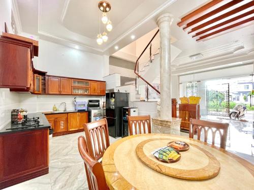 cocina y comedor con mesa y sillas en Căn hộ mới - 4 Phòng ngủ lớn tại Khu Biệt Thự Nam Long- Bê Tông Residences en Cái Răng