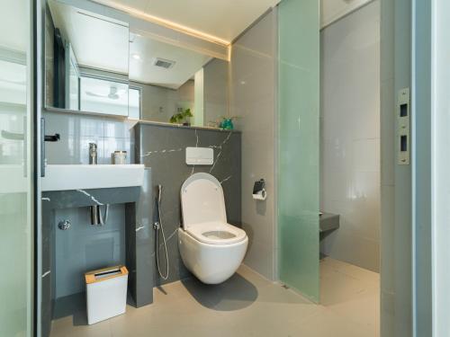 bagno con servizi igienici e lavandino di Aira Residence - 2nd Floor 1007 a Hulhumale