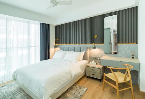 una camera con letto, scrivania e sedia di Aira Residence - 2nd Floor 1007 a Hulhumale