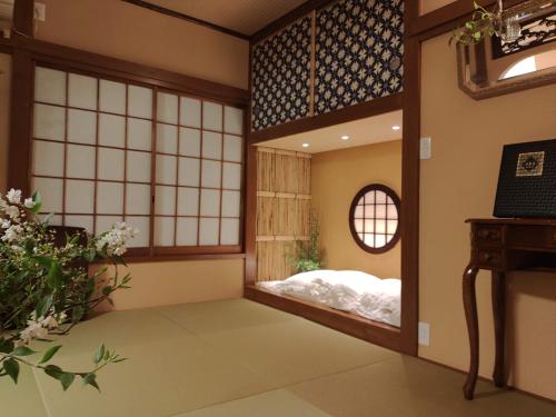 a room with a mirror and a bed in it at 木香Mokkoh Modern Japanese style room by train15 minutes to Tokyo Station in Tokyo