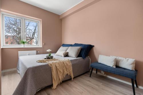 um quarto com uma cama e uma cadeira azul em Charming and cozy - 5 min to city center - 5 pers em Oslo