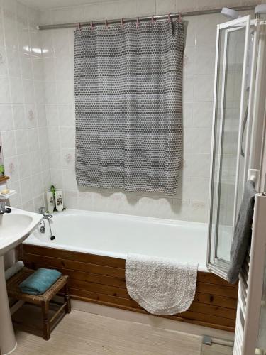 y baño con bañera y lavamanos. en The Pines Self-catering cottage,Wester Ross, Scotland, en Kinlochewe