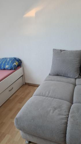 Guest house في لودفيغسهافن أم راين: غرفة معيشة مع أريكة وسرير