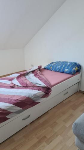 Guest house في لودفيغسهافن أم راين: سرير في غرفة مع