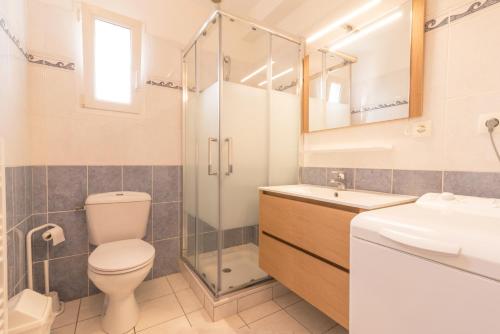 ein Bad mit einem WC, einem Waschbecken und einer Dusche in der Unterkunft Vacances à Erdeven in Erdeven
