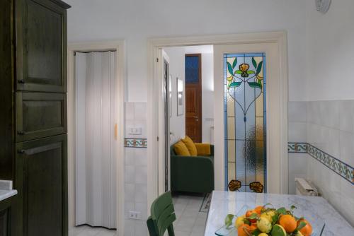 een keuken met een tafel en een glas-in-loodraam bij SARA GUEST HOUSE TAORMINA in Taormina