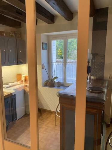 une cuisine avec un évier et un plan de travail dans l'établissement Gîte des Moriers Blois Bord de Loire, à Blois