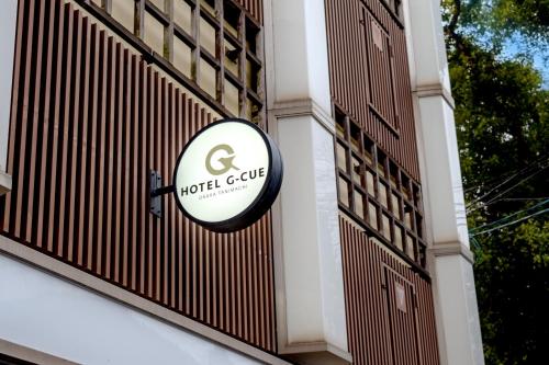 uma placa de hotel na lateral de um edifício em HOTEL G-CUE 大阪谷町 em Osaka