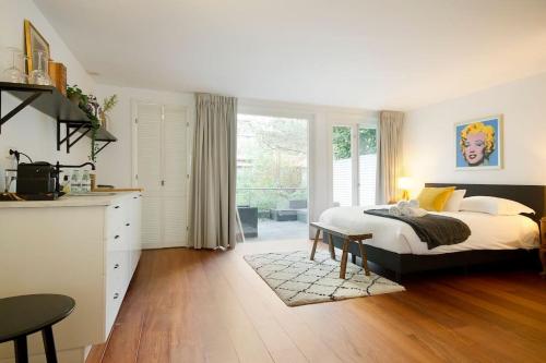 um quarto com uma cama e uma mesa em NEW 4p renovated apartment @BEST location Jordaan em Amsterdã