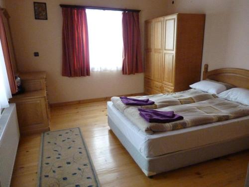 um quarto com uma cama grande e uma janela em Комплекс Романтика em Kravenik