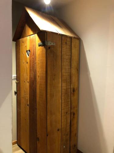 a wooden cabinet in the corner of a room at La Boissette d’en O in Montgenèvre