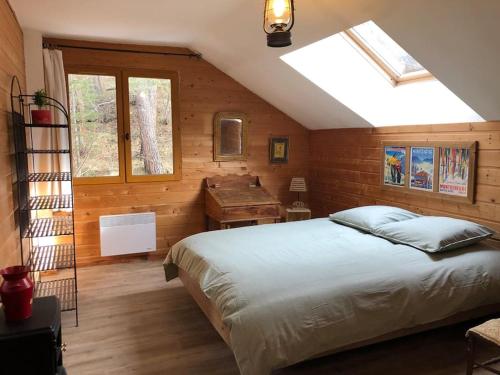 ein Schlafzimmer mit einem Bett und einem Schreibtisch in einem Zimmer in der Unterkunft La Boissette d’en O in Montgenèvre
