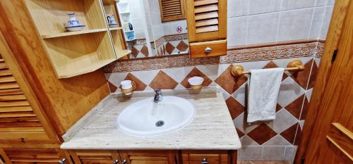 uma casa de banho com um lavatório branco num quarto em VeLEZ NAZARI CORTIJO LEON em Motril