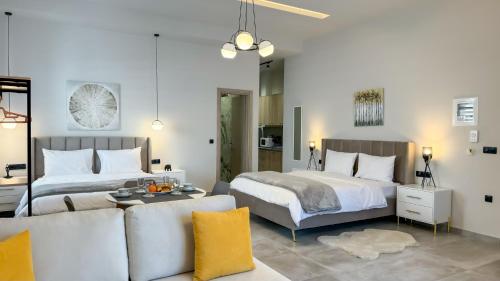 Habitación de hotel con 2 camas y sofá en Tsikaris Guesthouse en Kalambaka
