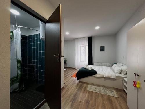 1 dormitorio con 1 cama y ducha acristalada en "White House Nakani" - Guesthouse near the centre, en Mestia