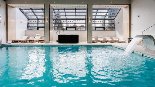 una piscina con sedie e scivolo d'acqua di Hotel Sinaia a Sinaia