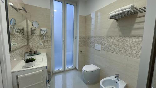 Baño blanco con lavabo y aseo en MATT59 APARTMENTS, en Rho