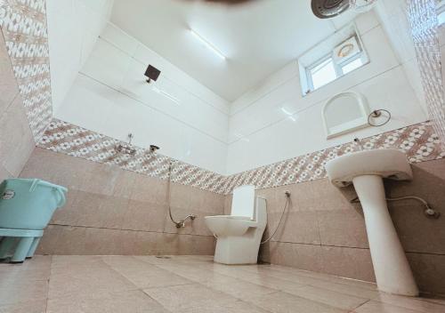 Un baño de Hotel Samarth Residency
