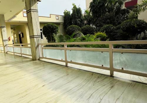 Un balcón o terraza en Hotel Samarth Residency