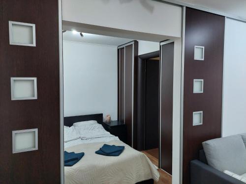 a mirror reflection of a bed in a bedroom at Belváros közeli kertkapcsolatos lakás 1-től 5 főig in Debrecen