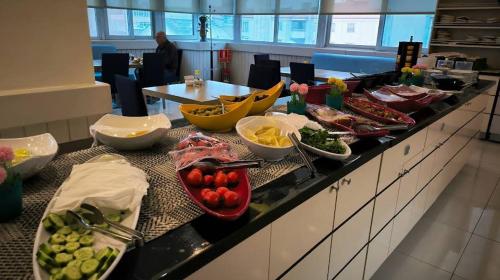 un buffet con muchos tazones de comida en un mostrador en GRAND AĞA HOTEL, en Doğubayazıt