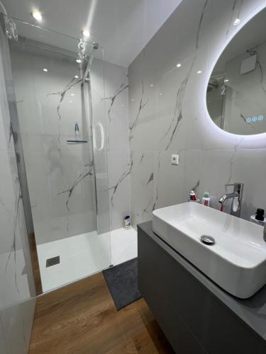 une salle de bain blanche avec un lavabo et une douche dans l'établissement Cannes Santa Catalina, à Cannes