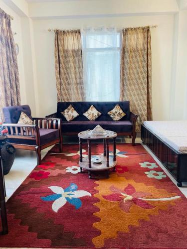un soggiorno con divano e un tavolo su un tappeto di Wonder Homes a Shimla