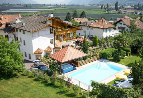 - une vue aérienne sur une maison avec une piscine dans l'établissement Hotel FleurAlp, à Cermes