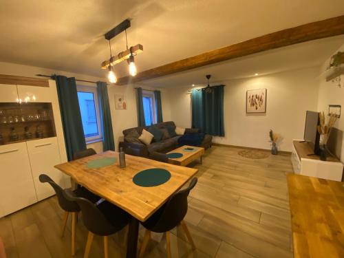 un salon avec une table et un canapé dans l'établissement Douce évasion, à Beinheim