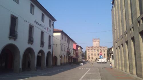 een lege straat in een stad met gebouwen bij Hotel Piccola Firenze in Firenzuola