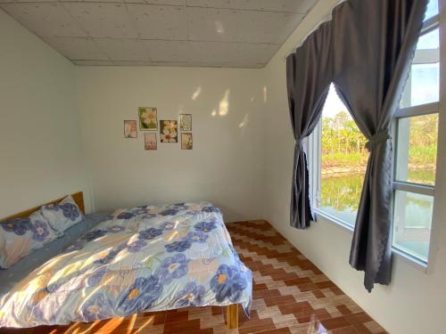 - une chambre avec un lit et une fenêtre dans l'établissement Homestay tay, à Xã Trảng Bôm