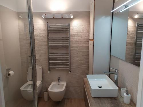 La salle de bains est pourvue d'un lavabo et de toilettes. dans l'établissement Casa vacanze "LaVitaÈAdesso!", à Bergame