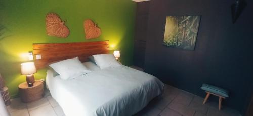 ein Schlafzimmer mit einem Bett und zwei Herzen an der Wand in der Unterkunft Villa SOREDE in Sorède