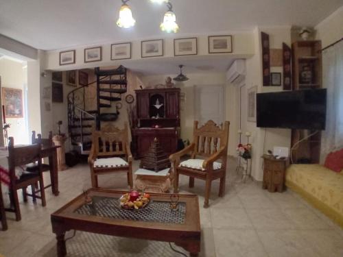 Una sala de estar llena de muebles y un televisor. en maria's home, en Skála