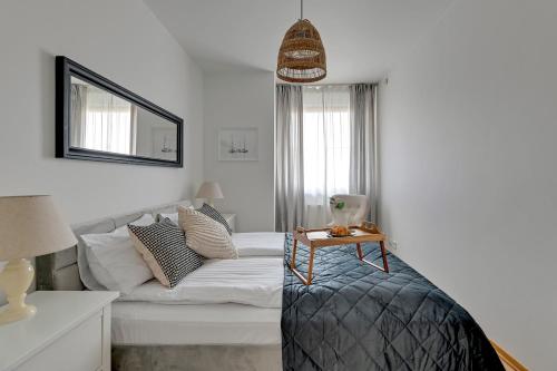 un soggiorno con letto e divano di Lion Apartments - Amalfi Quiet Family 3 Bedr Apartment a Sopot