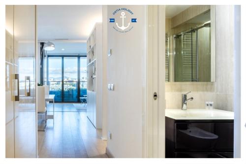uma casa de banho com um lavatório e um espelho em Eurosky Nine View em Roma