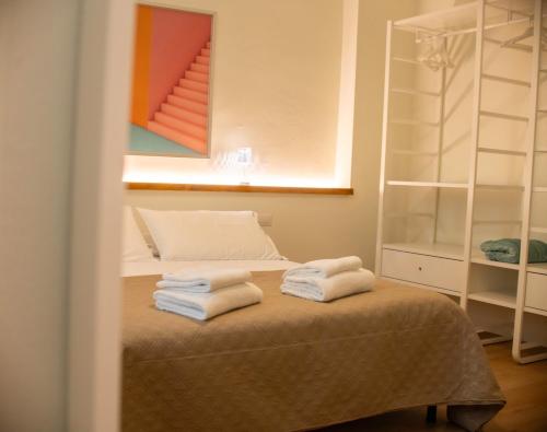 2 toallas sentadas encima de una cama en una habitación en Le robbiane 44 - 46, en Florencia