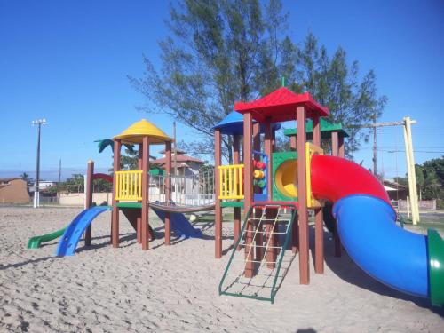 un parque infantil con un tobogán en la arena en Casa ampla a 50metros do mar, en Balneário Barra do Sul