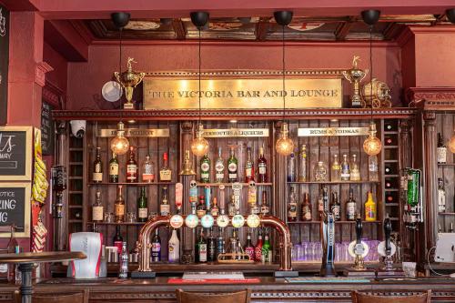 eine Bar mit vielen Flaschen Alkohol in der Unterkunft The Victoria Hotel in Scarborough