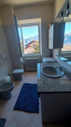 ベッラージョにあるCasa Lillaのバスルーム(洗面台、トイレ付)、窓が備わります。
