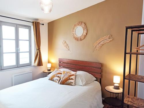 um quarto com uma cama, uma janela e 2 candeeiros em Le Colibri, Duplex Lumineux Intramuros em Avignon