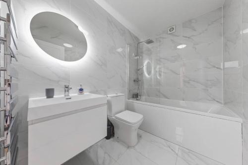 a bathroom with a sink and a toilet and a mirror at Brand new Apartment near London Bridge LR1 in London