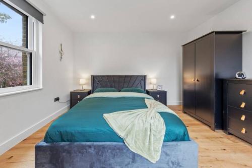 a bedroom with a large bed and a window at Brand new Apartment near London Bridge LR1 in London