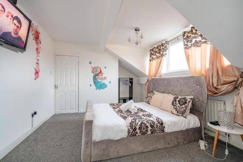 a bedroom with a bed and a window at *RA60G* For your most relaxed & Cosy stay + Free Parking + Free Fast WiFi * in Morley