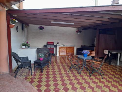 ein Wohnzimmer mit Stühlen und einem Tisch sowie eine Küche in der Unterkunft Vila Aliss in Mamaia Nord – Năvodari