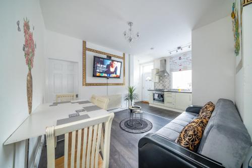 a living room with a couch and a table at *RA60G* For your most relaxed & Cosy stay + Free Parking + Free Fast WiFi * in Morley
